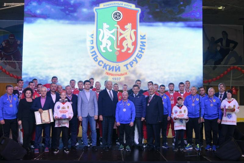 Спортсменам «Уральского трубника» вручили бронзу чемпионата России по хоккею с мячом