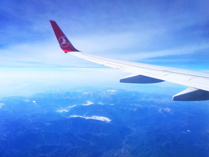 Тюменцы больше суток не могли добраться до Турции из-за лопнувшего стекла самолета