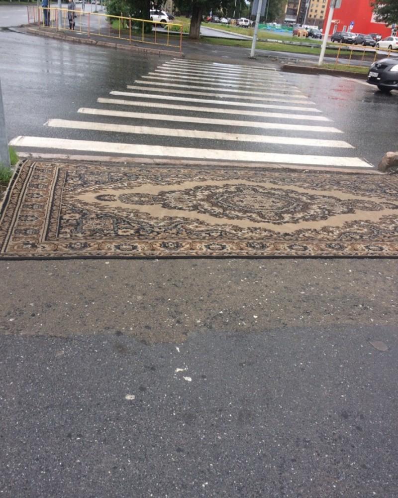 «Чтобы зебру не пачкать». Тюменцы постелили ковры перед пешеходными переходами