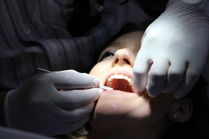 Стоматолог перечислил главных врагов зубной эмали