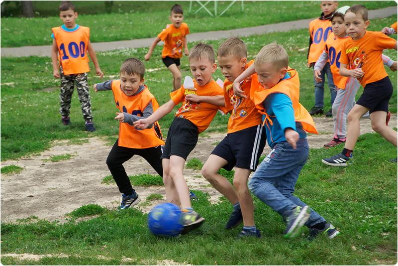 В футбол сыграли команды 13 детских садов