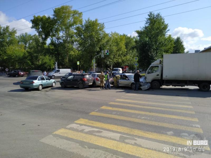 Массовая автомобильная авария произошла в Екатеринбурге