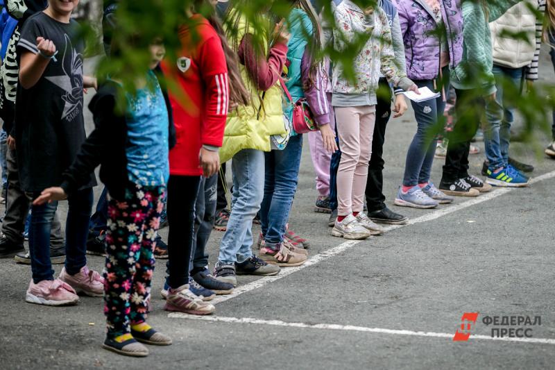 Екатеринбургских школьников в непогоду заставляют наряжаться в дождевики в цветах триколора