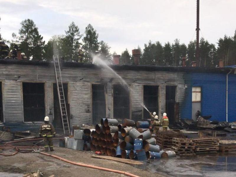 На заводе в Свердловской области тушат пожар