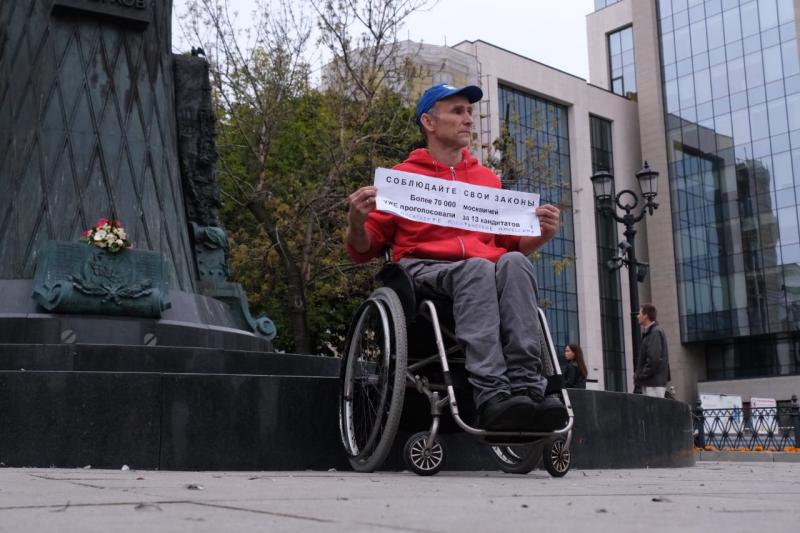 На одиночные пикеты в Москве оппозиция выставила инвалидов