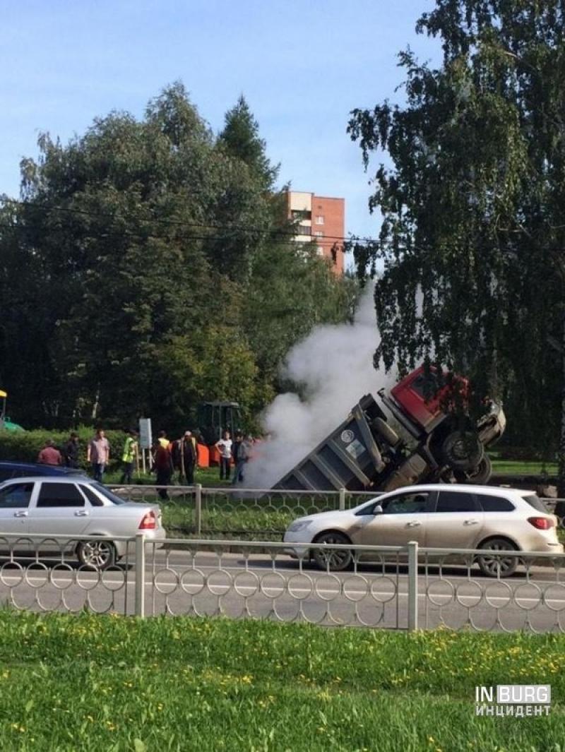 В Екатеринбурге вместе с грузовиком провалился асфальт