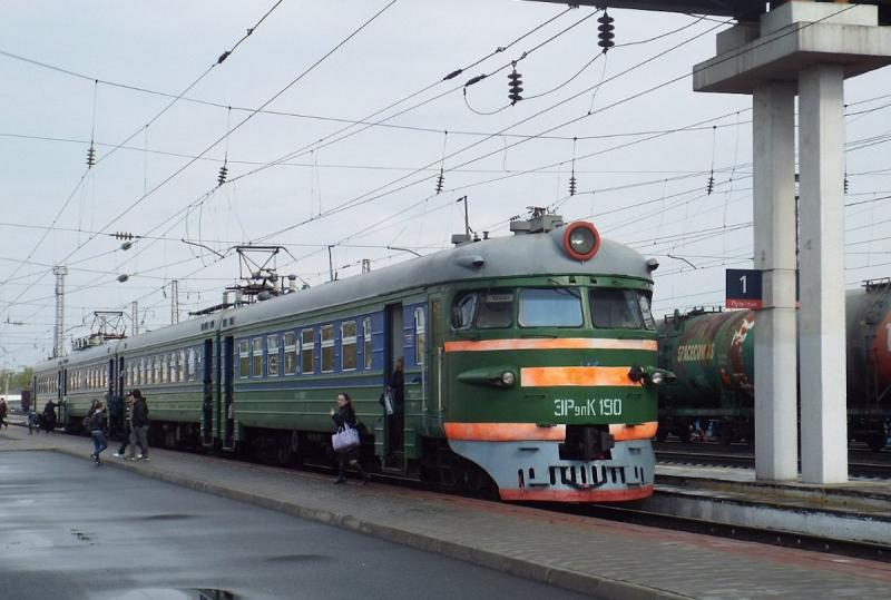 Два пассажирских поезда перед Ачинском были остановлены из-за ЧП на складе боеприпасов
