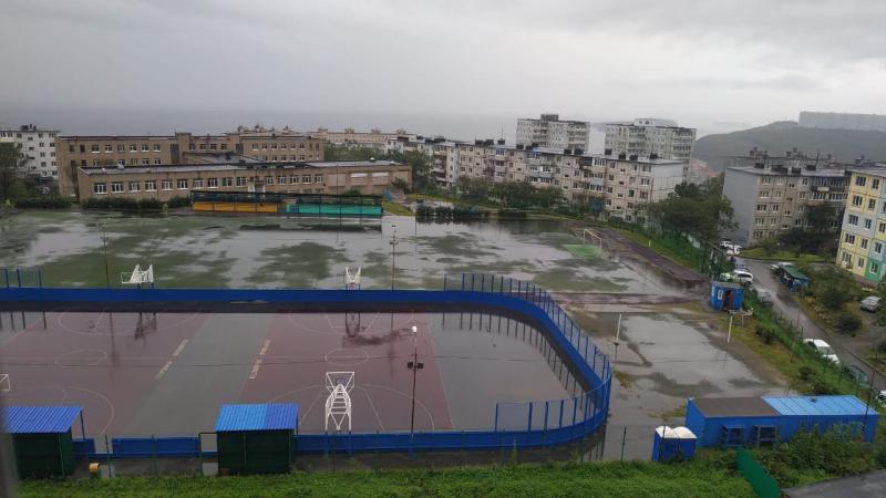 Во Владивостоке дороги, тротуары и стадионы залило дождем