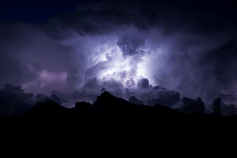 Немецкий фотограф снял молнию у вулкана на Курилах
