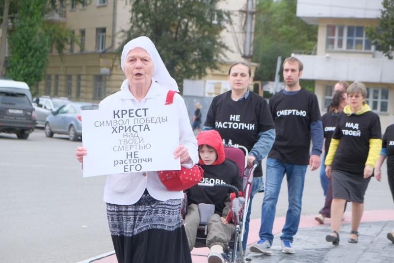 Православные активисты заявили, что бросать крест под ноги для попирания – кощунство