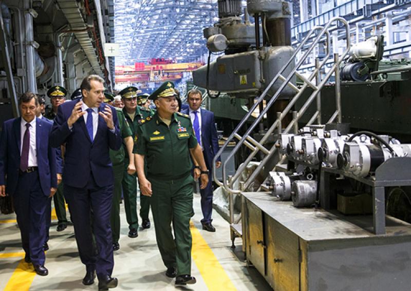 Шойгу изучил цех сборки танков и заслушал доклады руководства на Уралвагонзаводе