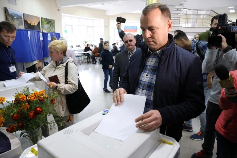 Вадим Шумков с утра пришел на избирательный участок в Кургане