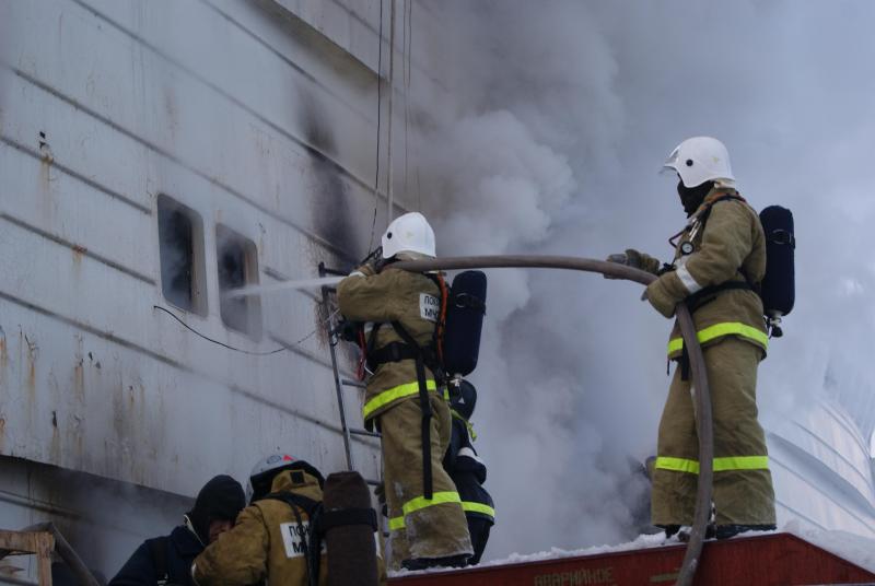 В Екатеринбурге привлекли дополнительные силы для тушения пожара на заводе «ВИЗ-сталь»