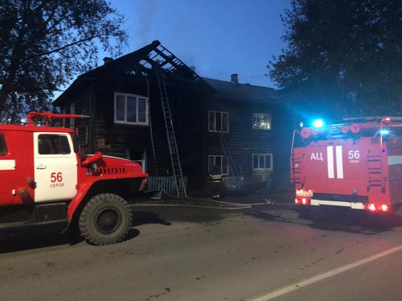 На Среднем Урале жильцы дома спасались от пожара, выпрыгивая из окон