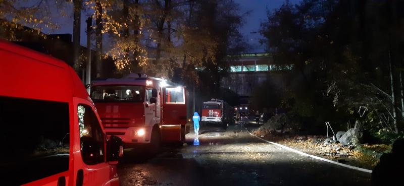 В Екатеринбурге устраняют последствия пожара на промышленной площадке