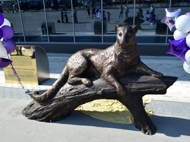 В аэропорту Владивостока появилась скульптура дальневосточного леопарда