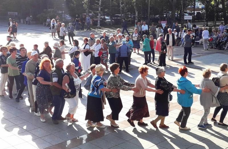 Во Владивостоке прощание с летним танцевальным сезоном прошло на площадке перед Домом молодежи.