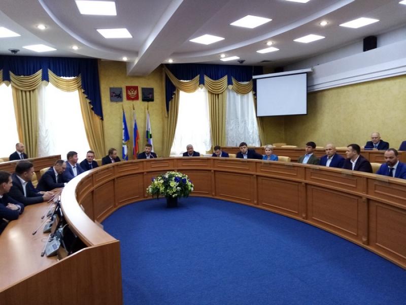 Теоретически, сегодня в депутатском кресле вместе с остальными народными избранниками мог быть и сам мэр Дмитрий Бердников.