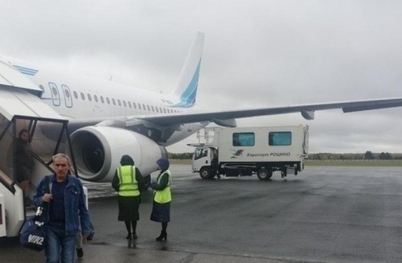 Рейс принадлежит авиакомпании «Ямал». Пассажиры не могут вылететь уже шесть часов