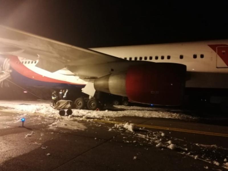 Самолет Boeing 767-300 сразу после жесткой посадки в аэропорту Барнаула