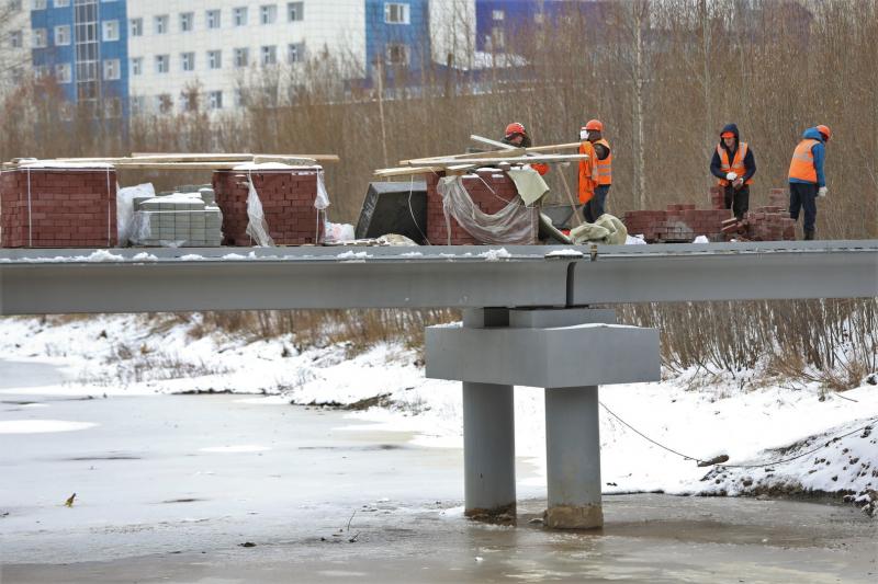 Строительство пешеходного моста в Сургуте