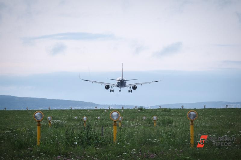 Самолет из Екатеринбурга совершил внеплановую посадку в Ноябрьске