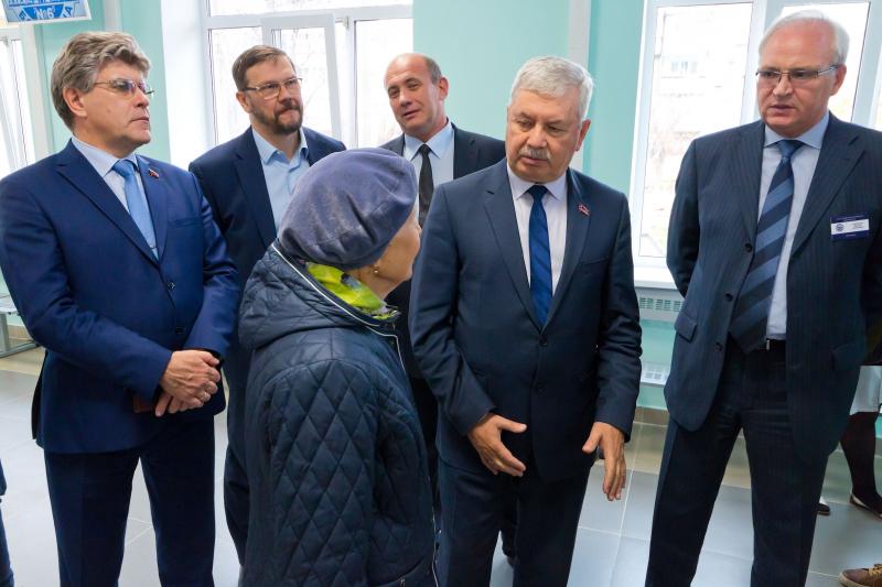 Владимир Мякуш пообщался с врачами и жителями района