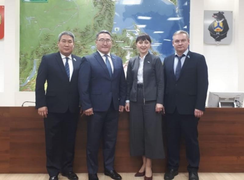 Представители якутского и хабаровского парламентов провели совместную встречу