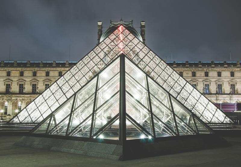 Пирамиды у Лувра.