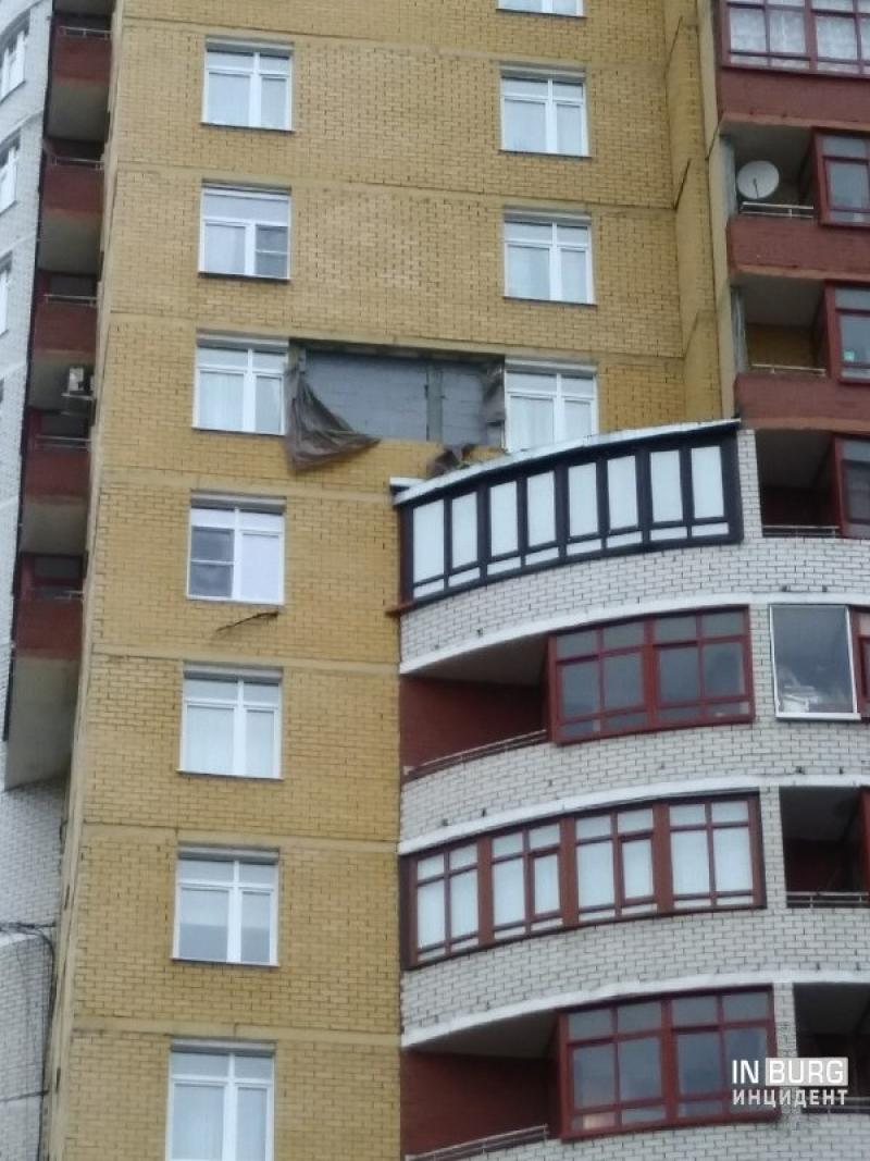 В Екатеринбурге застройщики выясняют, из-за чего обрушилась кладка в новом доме