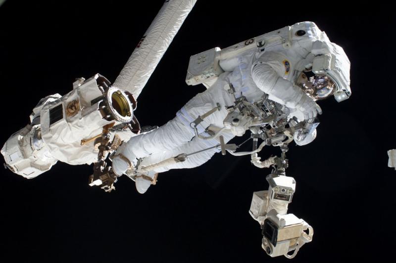 Российские астронавты выйдут в космос в американских скафандрах