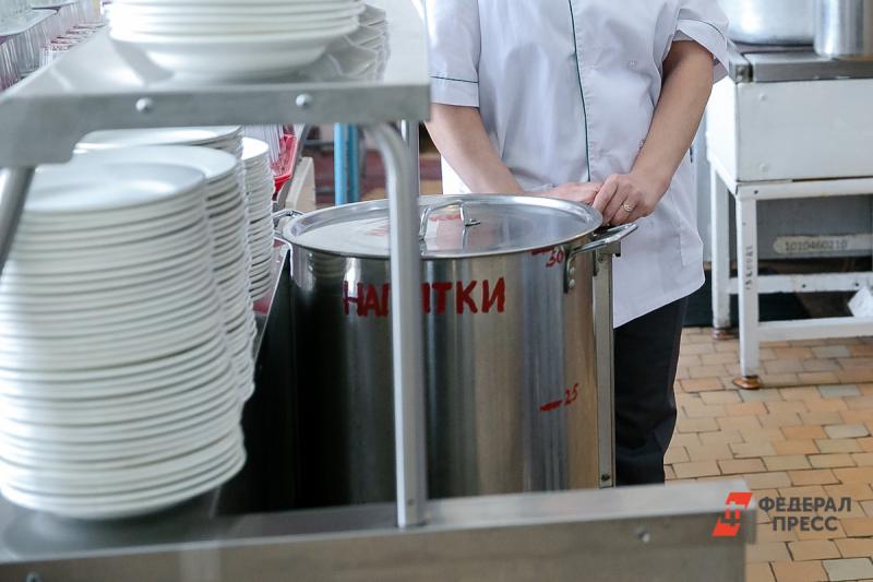 Свердловский комбинат общественного питания оштрафовали из-за курящих сотрудников