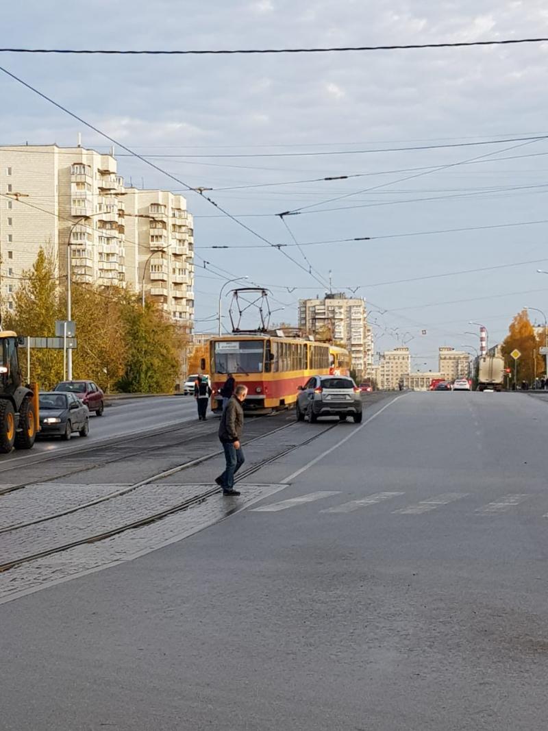 На ВИЗе в Екатеринбурге парализовано движение трамваев