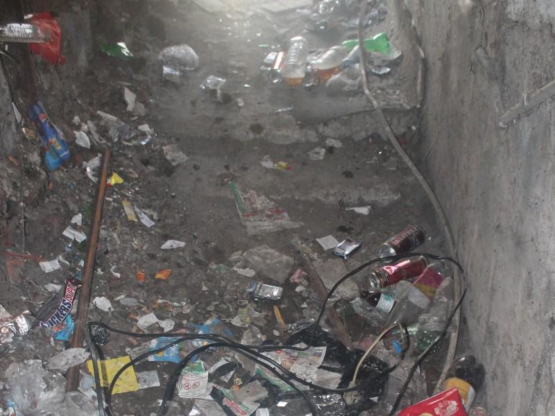 Вход в подвал завален мусором
