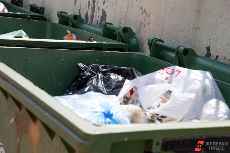 Жители Нижнеомского района фактически дважды оплачивали вывоз мусора