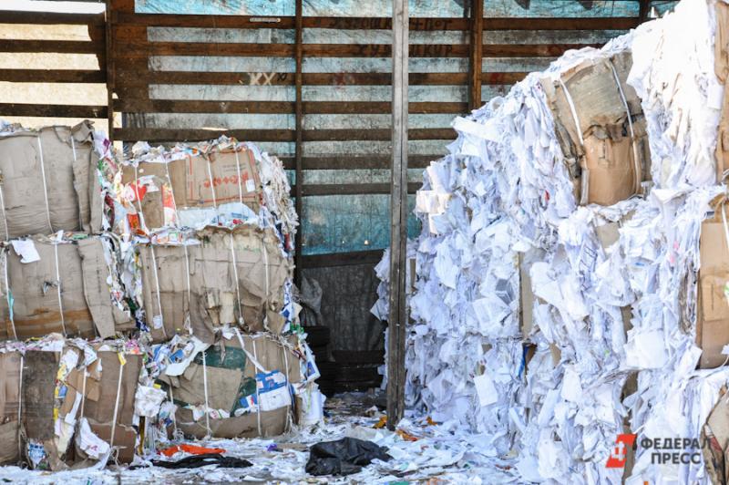 Предприниматели сбрасывают мусор в контейнеры жилых домов