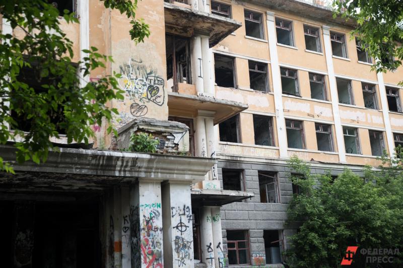 Заброшенная больница в центре Екатеринбурга
