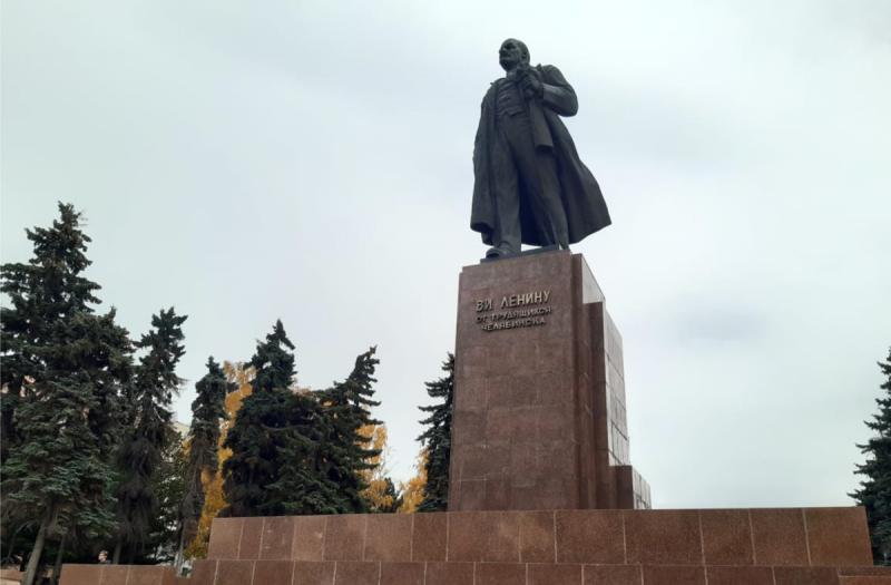 Памятник Ленину в центре Челябинска может рухнуть