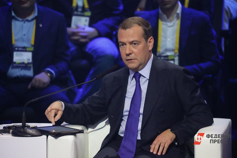 Губернаторы и бизнесмены получили членские билеты «Единой России» от Медведева