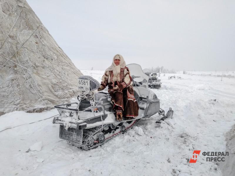 На Ямале спасатели извлекли из воды тело человека и снегоход