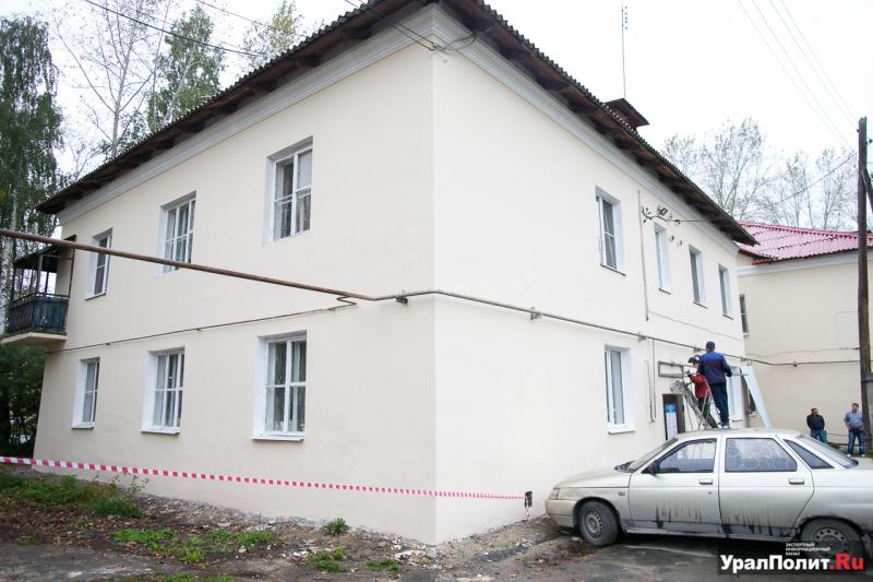 В Салехарде после ремонта разваливается дом
