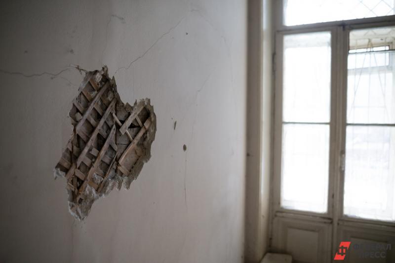 В Салехарде рухнула огнеупорная стена дома