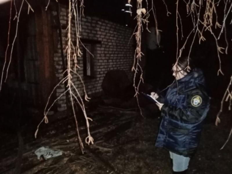 Двое детей погибли при пожаре в Саратовской области.