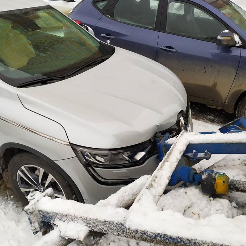 В Екатеринбурге на Шейнкмана снегоуборщик помял автомобиль