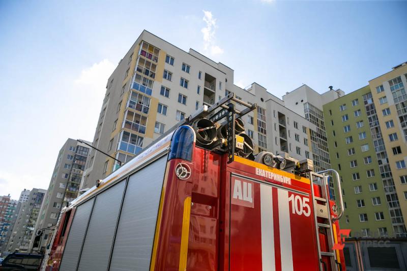 Екатеринбургские спасатели и 17 пожарных машин тушили бытовое помещение