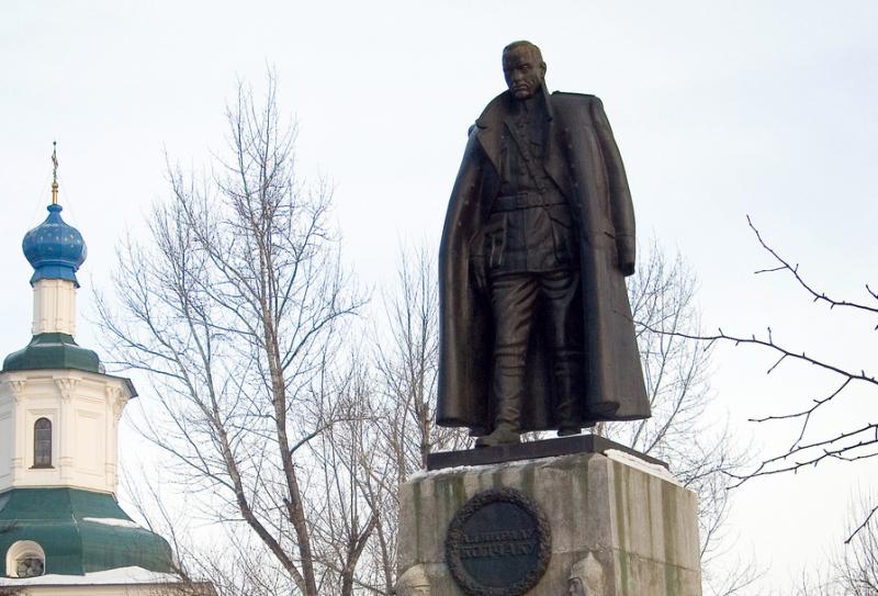 Сейчас памятник Колчаку, установленный на деньги меценатов, находится в Куйбышевском районе Иркутска