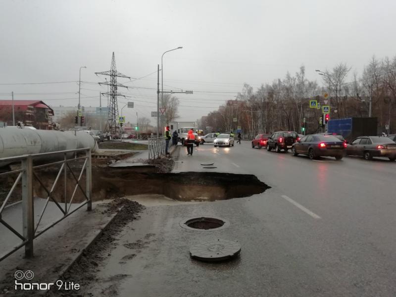 Провал дорожного покрытия произошел на улице Харьковской. В данный момент на месте происшествия работают специалисты