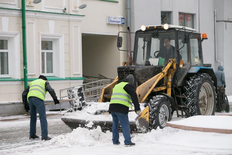 Коммунальные службы продолжают очищать Екатеринбург от снега