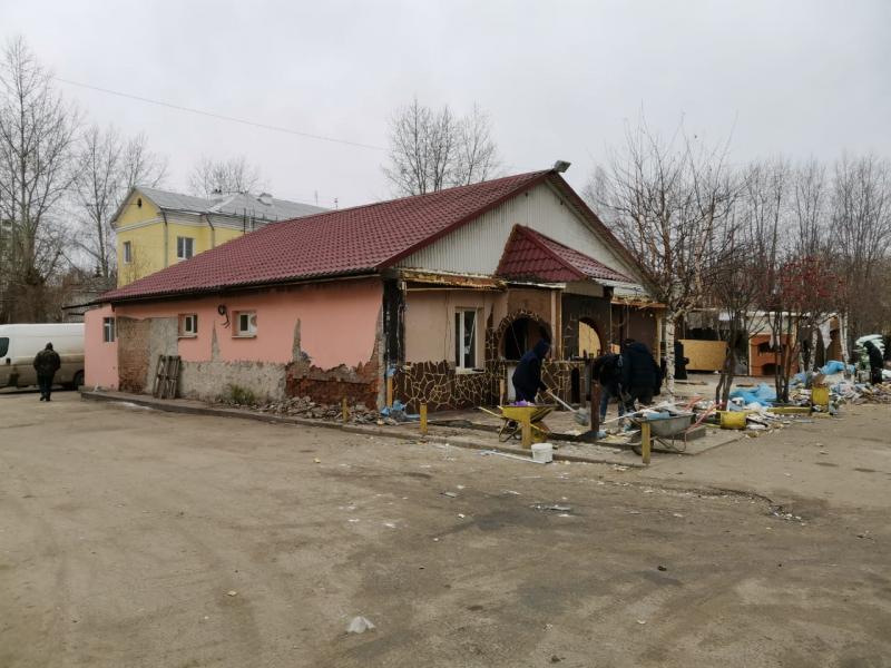 В Екатеринбурге чиновники сносят незаконное кафе