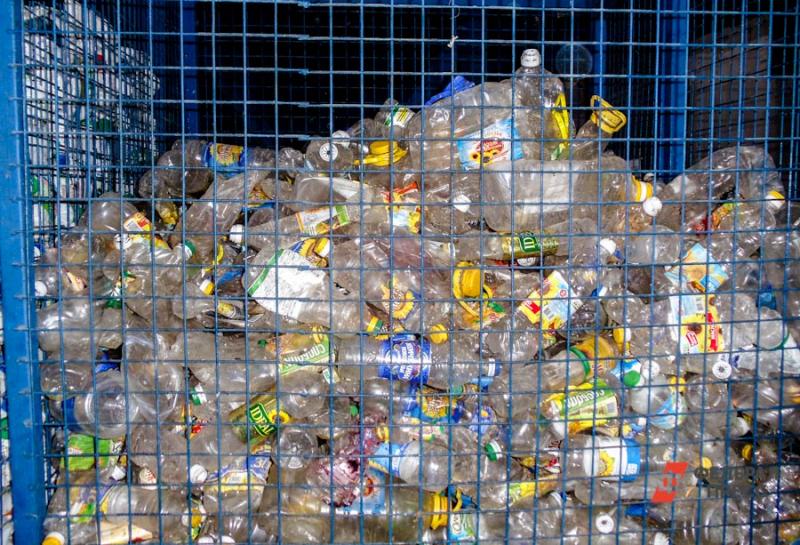 Также 55 % из опрошенных сильно обеспокоены проблемой загрязнения пластиковым мусором.